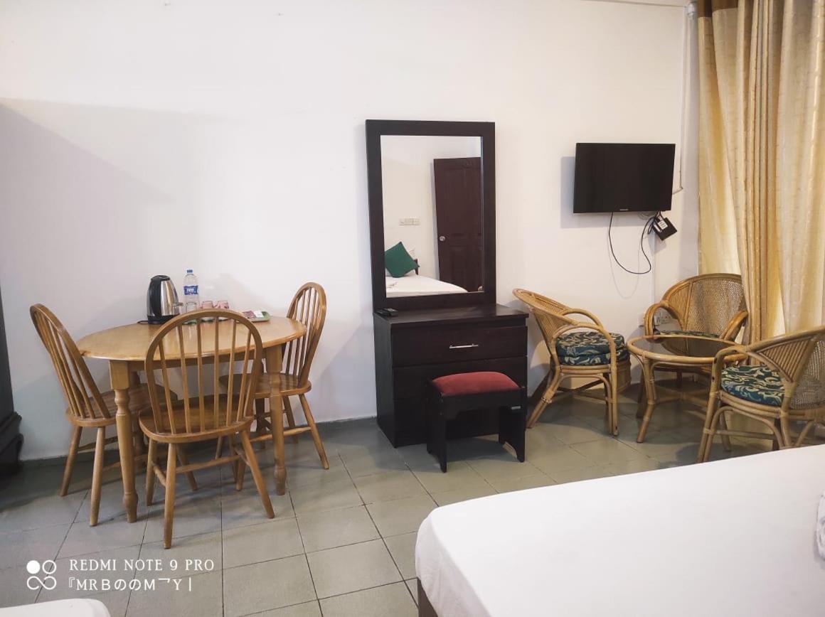 Oasis Beach Resort Негомбо Экстерьер фото