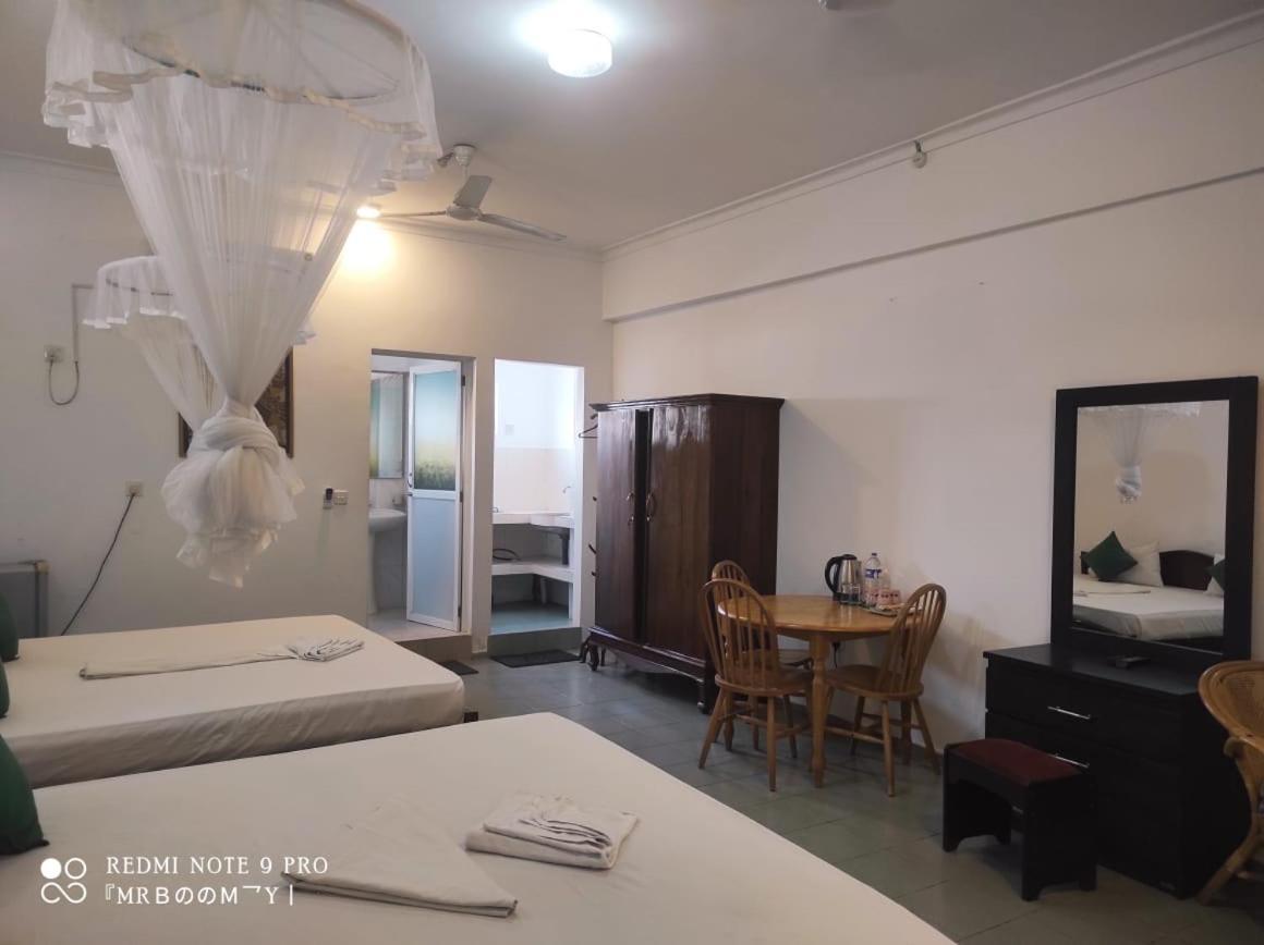 Oasis Beach Resort Негомбо Экстерьер фото