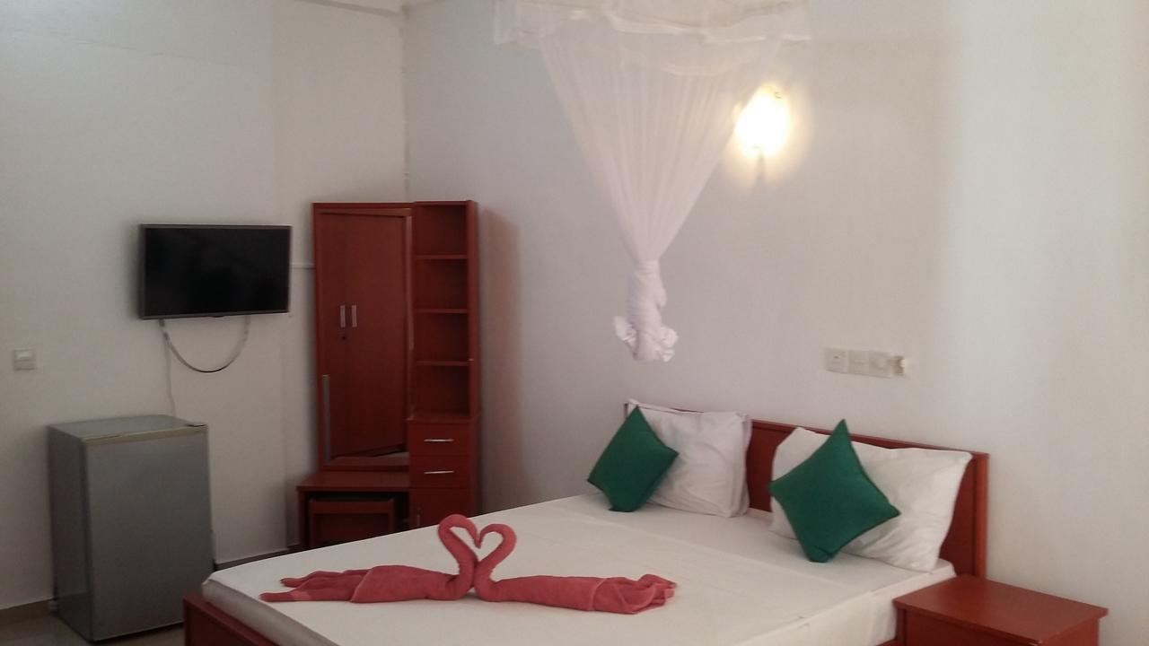 Oasis Beach Resort Негомбо Экстерьер фото
