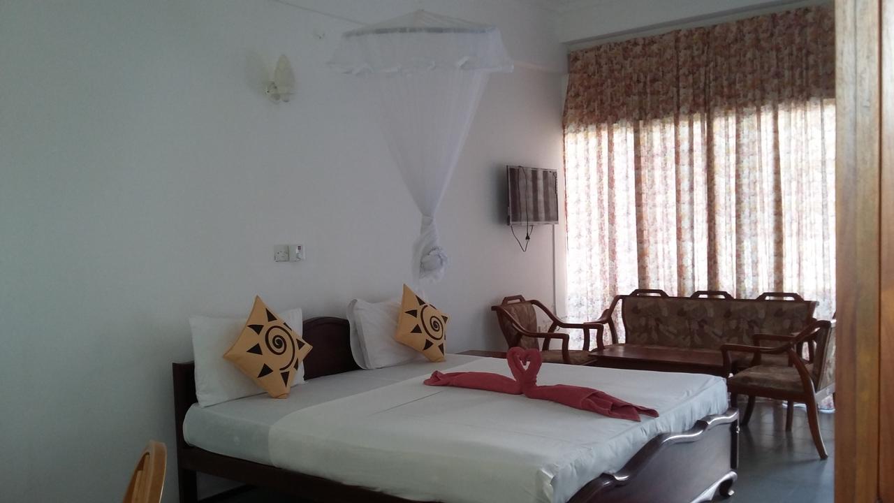 Oasis Beach Resort Негомбо Экстерьер фото